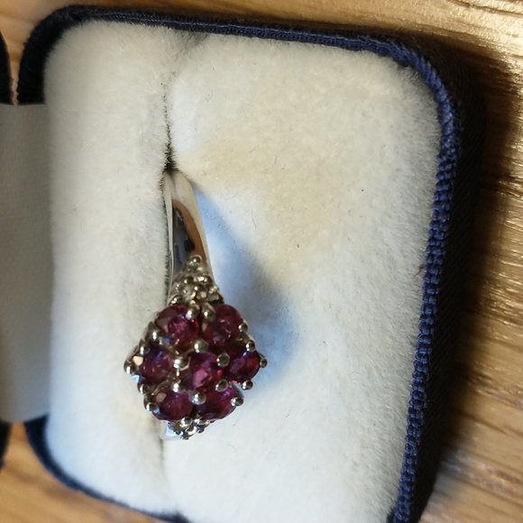 Flower inspired deep ruby red ring - Picture 2 of 14